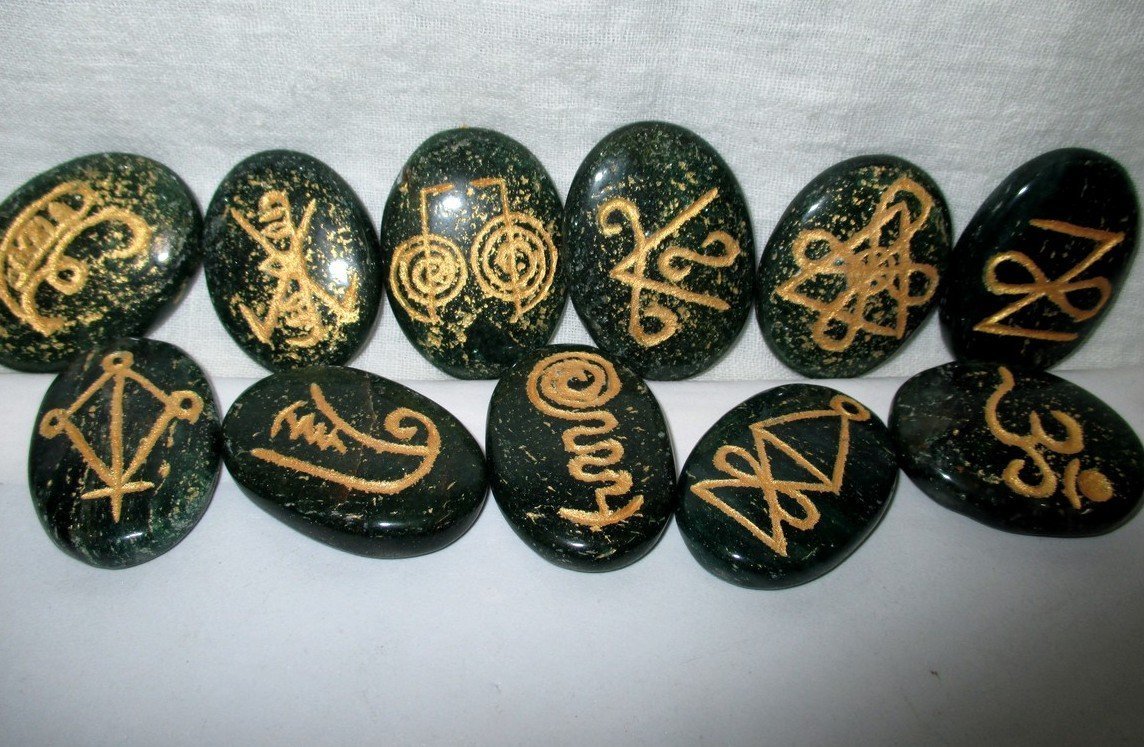 Jet Dark Green Mica Karuna Reiki 11 Stone Set Free 40 Page Booklet on Jet International Crystal Therapy. Oval Crystal Gemstone Engraved Healing Chakra Balancing Pouch Spiritual Pagan Wicca Energy Vibes Aura Quality