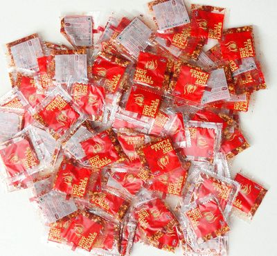 Chef's Art Hot Chili Flakes Sprinkler - 150 Units, 0.80 Grams Each.