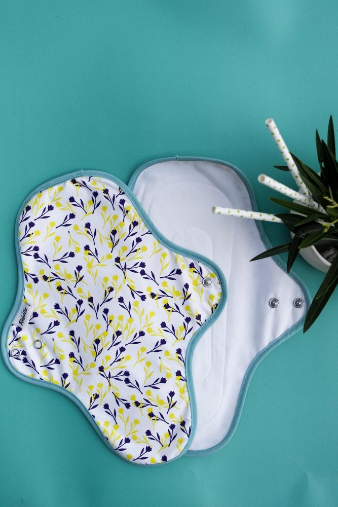 Rebelle Reusable Sanitary Pad for Women (L) | Safest Cloth Pad | 4 Thick & Thin Pads | Easy to Dispose | For Heavy Flow | Anti-Bacterial | Superb Absorbency | Comfortable & Easy To Use | Rash Free Cotton Fabric | 10 Hrs | Lasts Up To 1 Year