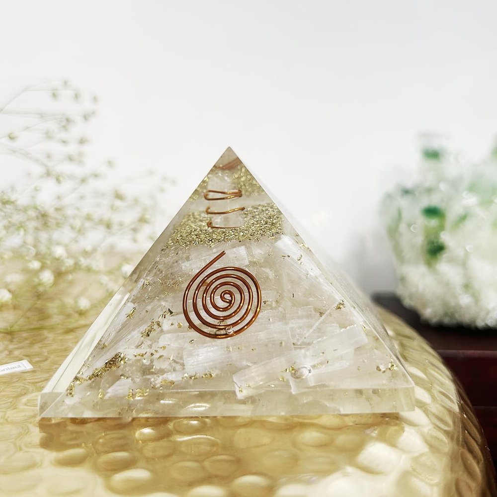 9Dzine Feng Shui Crystal Selenite Orgone Pyramid Energy Generator Triangle Selenite Orgonite Orgone Pyramid for Meditation Yoga Positive Energy Crystal Gift