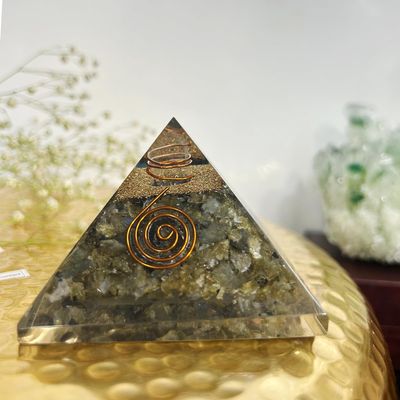 9Dzine Feng Shui Crystal Labradorite Orgone Pyramid Vastu Meditation Labradorite Orgonite Orgone Pyramid for EMF Protection with Crystal and Copper for Home Office Dcor Crystal Gift
