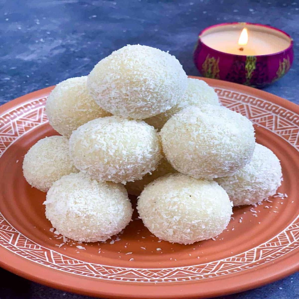 Avyukta Chocolate Coconut Laddu (450gm, White Chocolate))