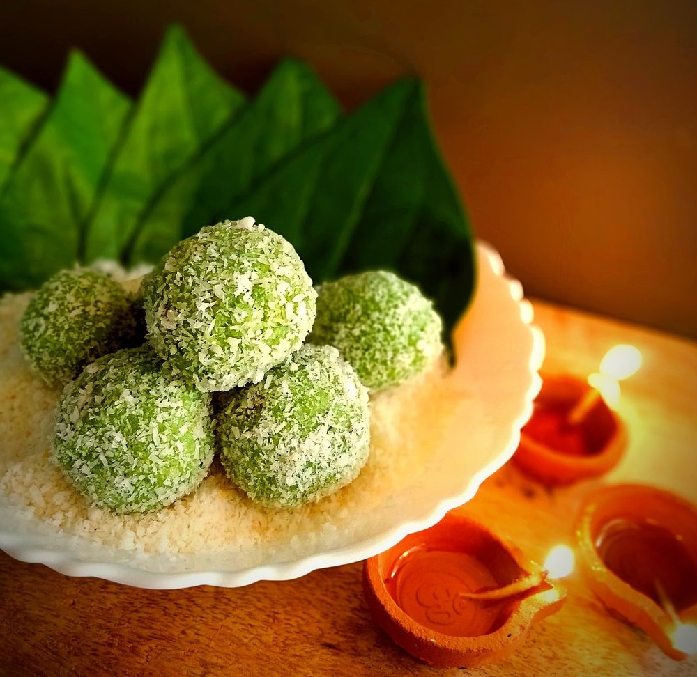 Avyukta Paan Chocolate Coconut Laddu (450gm, White Chocolate))