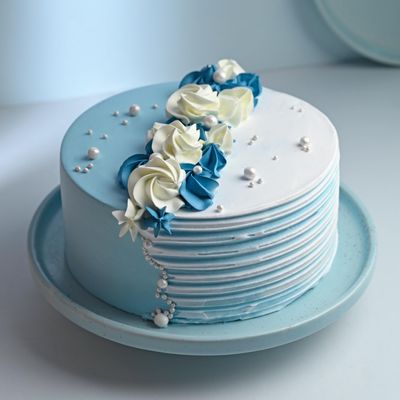 FlowerAura Delicious Fresh Delightful Tasty Vanilla Cake For Gifting As Birthday Cake, Anniversary Cake, Valentine's Day Cake, Mother's Day Cake & Father's Day Cake (Same Day Delivery) (0.5Kg)