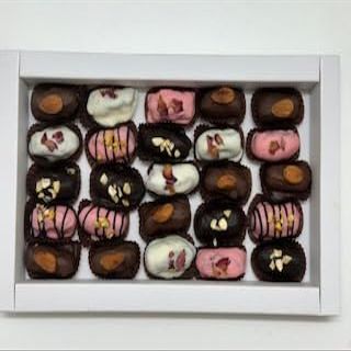 Razzle Dazzle Flavoured Fresh Dates Chocolate - 25pcs(550gms) | Chocolates for birthday celebrations,Premium Gift box,Festival Gifts, Healthy Chocolates