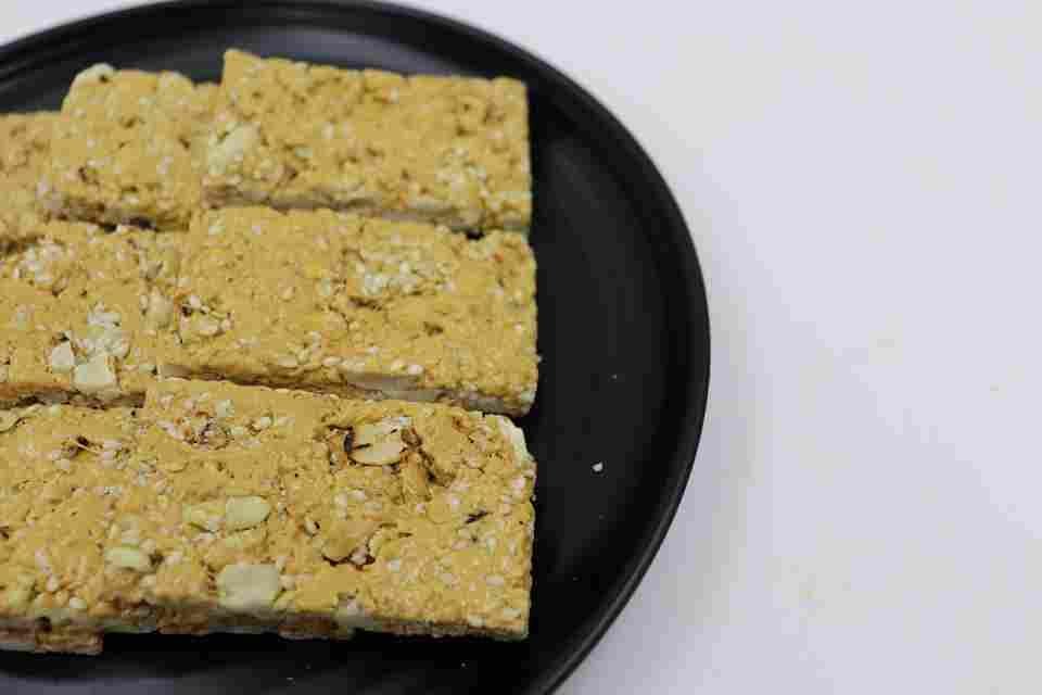 THE TASTE OF MALWA Madrasi Chikki/Gajak | Sweets | Made with Jaggery | Crunchy & Tasty