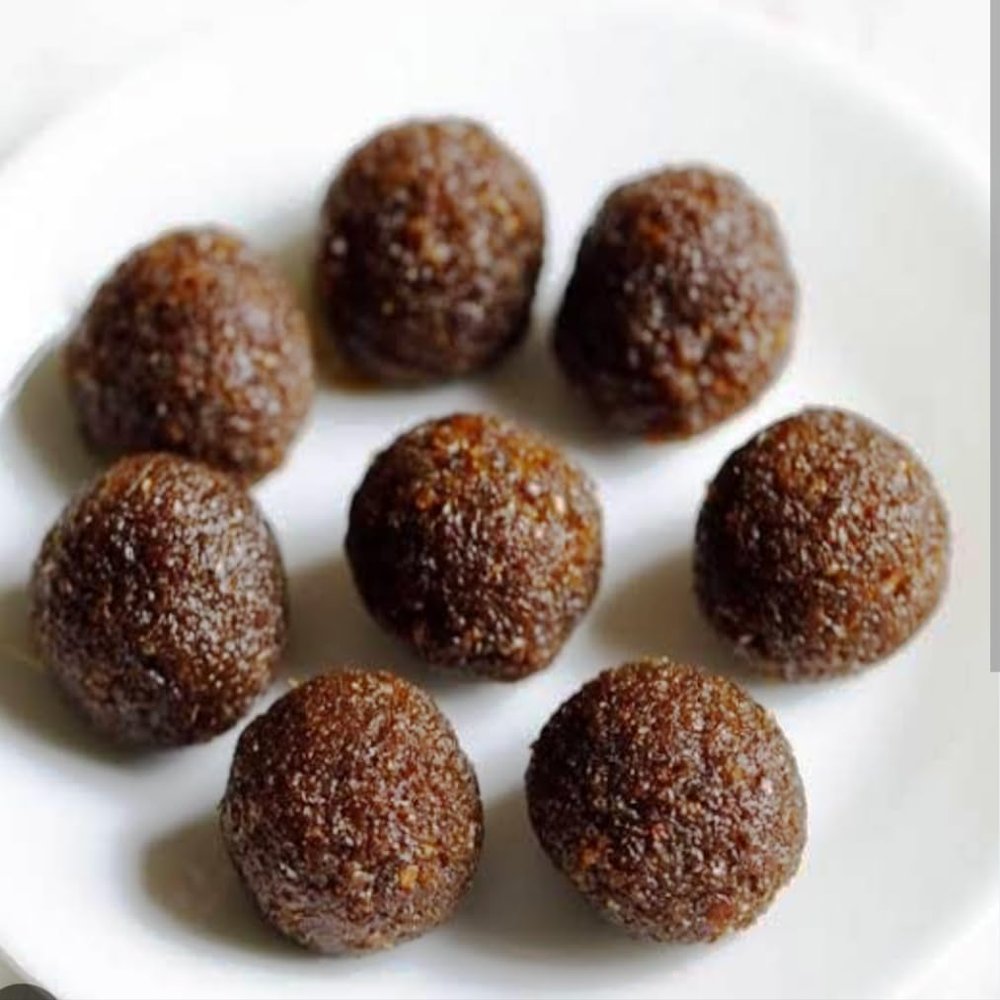 Aadi16's Bengal Special Gurer Narkel Naru, Traditional Coconut Ladoo with Jaggery & Elaichi, Sugar and Preservatives free Healthy Sweets, (Pack of 30 Pc = 1.25Kg) for Pooja or Eating,.