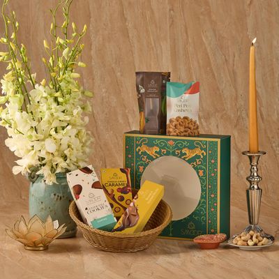 SMOOR Eleganza Hamper, Premium Festive Box | Best for Gifting, Celebration, Festive, Birthday, Anniversary and Special Occasion.
