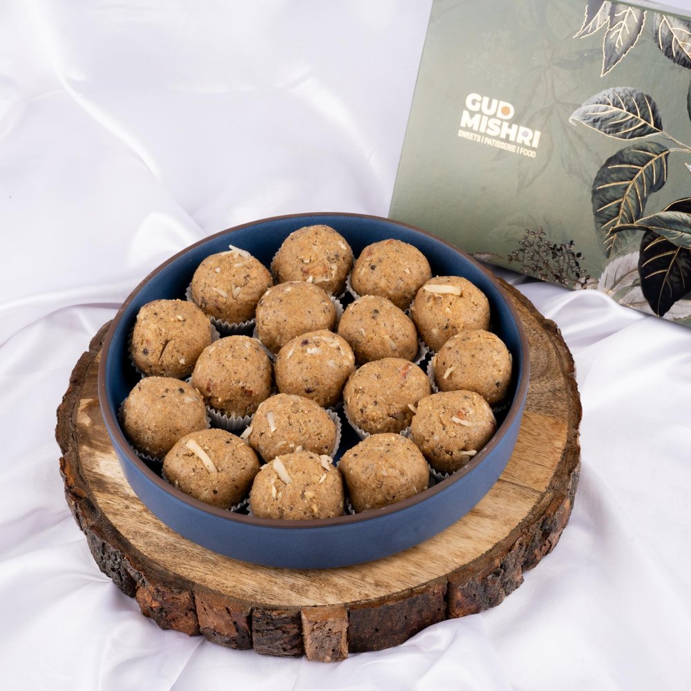 Gond Laddu Mishri 500g | Homemade Healthy Energy Sweet | Traditional Indian Sweet Made with Aata, Badam, Gond, Mishri, Elaichi, Coconut, Makhana & Desi Ghee | Nutritious Snack